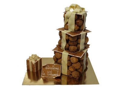 Pièce montée pyramide de cadeaux - 90 choux -